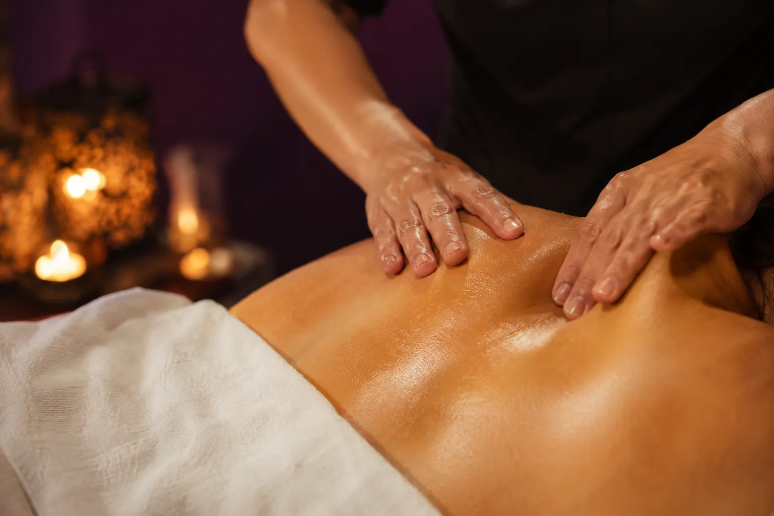 Sırt masajı uygulaması — Lila Spa, Göktürk misafirlerine hizmet veren salon